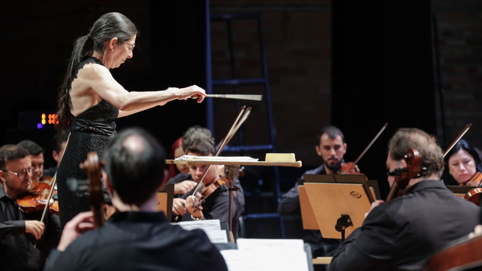 Orquestra Municipal de Jundiaí durante apresentação.