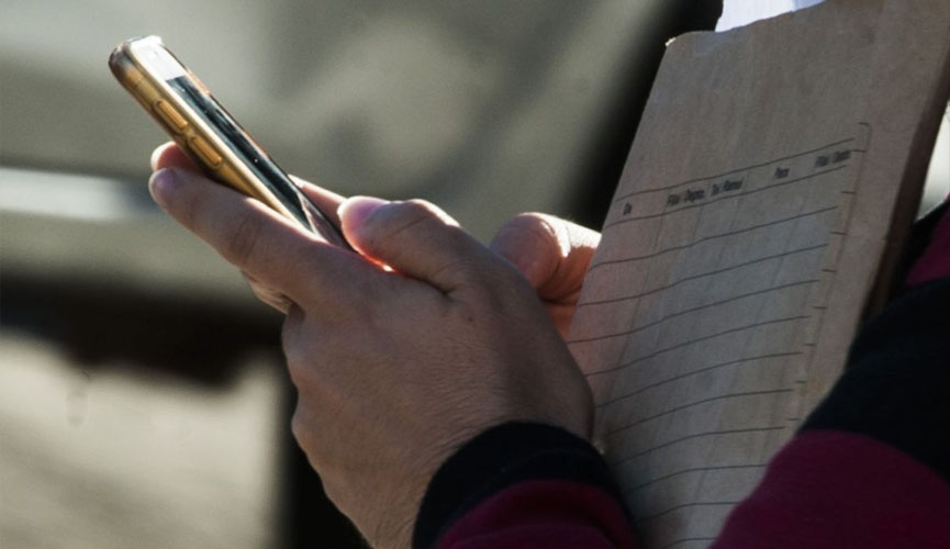 pessoa mexendo em celular