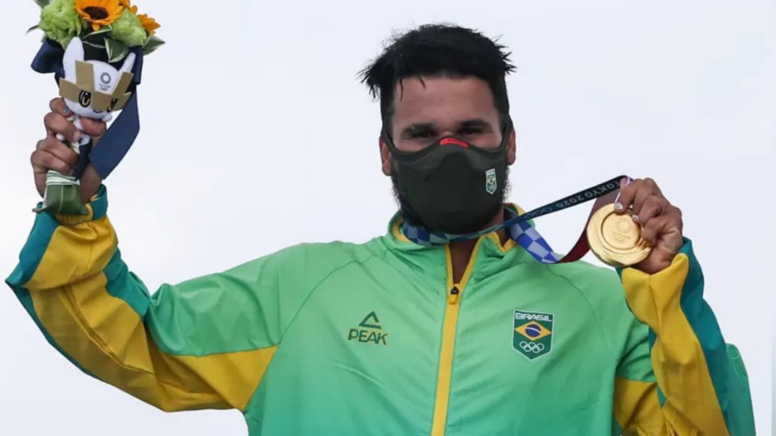 Surfista Ítalo Ferreira com medalha de ouro nas Olimpíadas