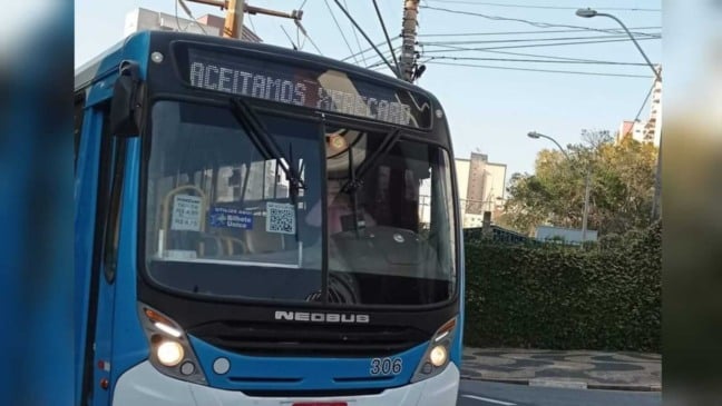 Ônibus com letreiro "aceitamos xerecard"