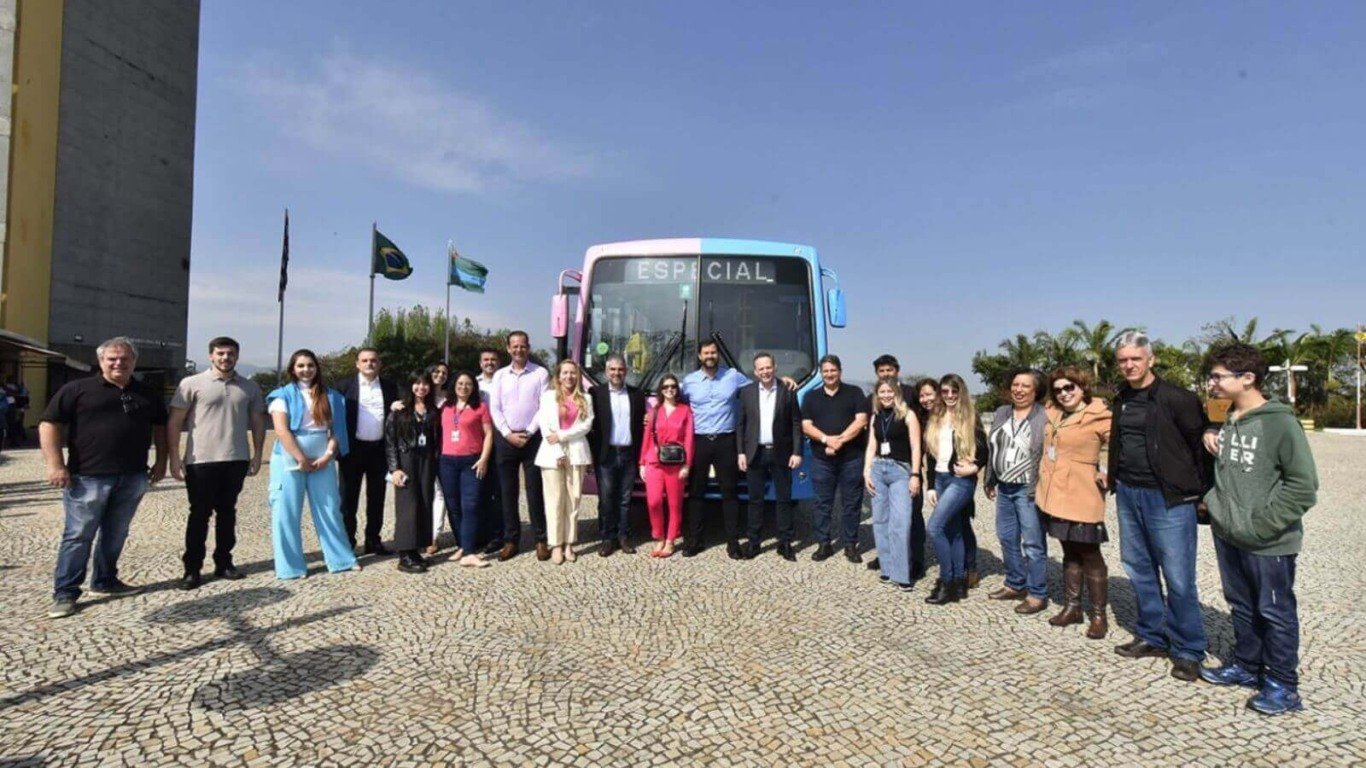 Pessoas em frente a ônibus