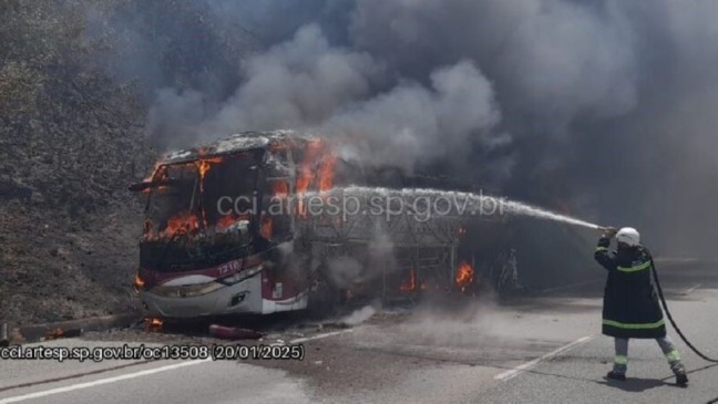 Ônibus destruído