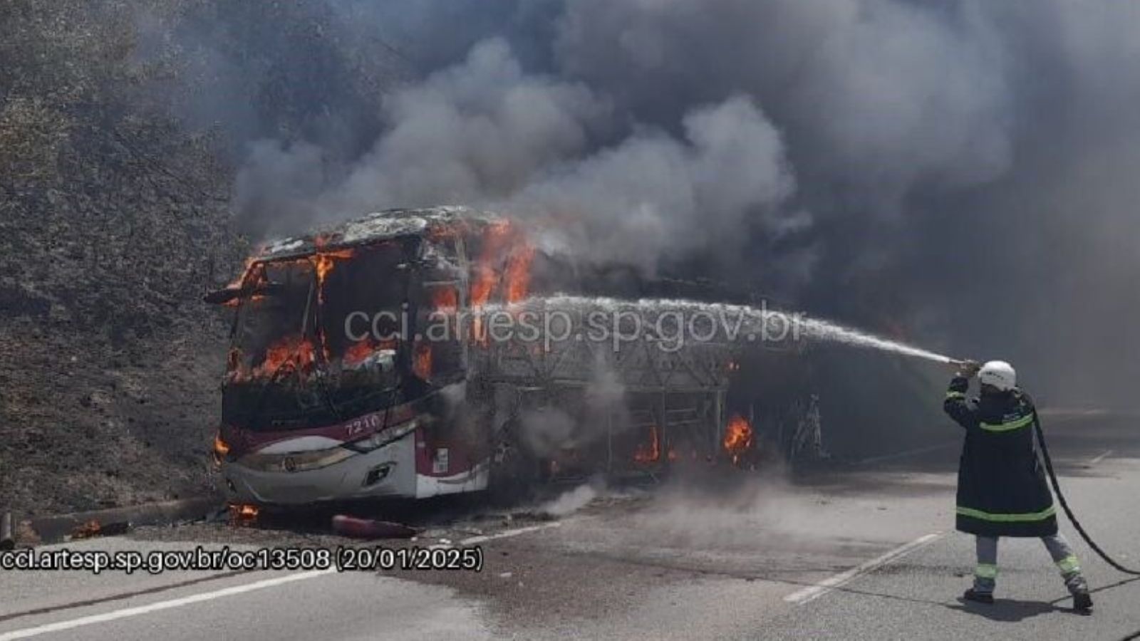 Ônibus destruído