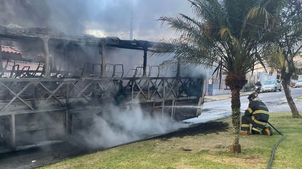 Ônibus pega fogo duas vezes e é destruído em Várzea Paulista Ônibus pega fogo duas vezes e é destruído em Várzea Paulista