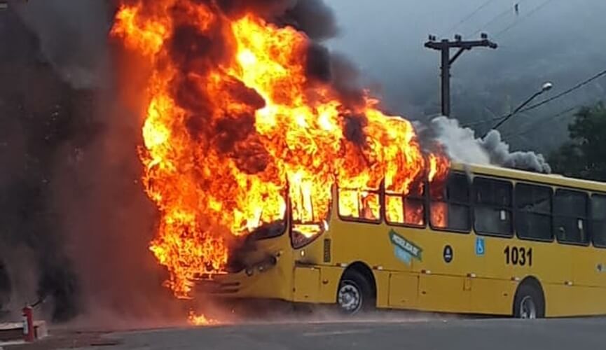 Ônibus pega fogo na Estrada da Toca Ônibus pega fogo na Estrada da Toca