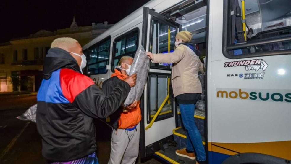 Entrega de cobertor para pessoa em situação de rua em Jundiaí