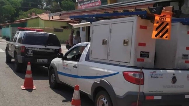 Carros da polícia e da CPFL