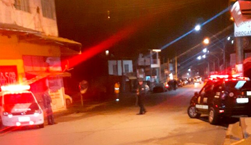 Foto de Polícia Militar interditando rua