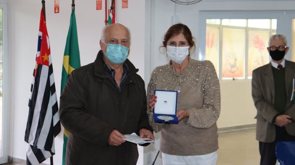 Entrega de medalha para munícipe de Campo Limpo Paulista