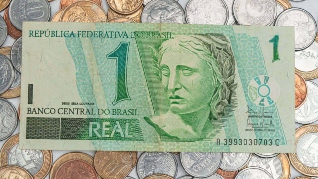 Cédula de um real e moedas do Brasil