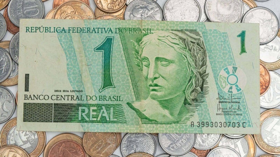 Cédula de um real e moedas do Brasil