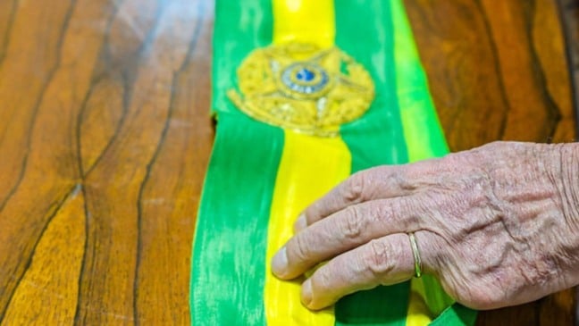 Mão do Presidente Lula em Faixa Presidencial