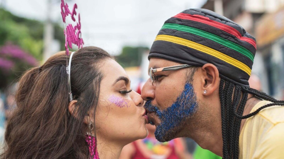 Pessoas se beijando no Carnaval Pessoas se beijando no Carnaval