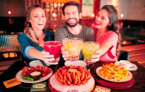 Outback celebra Dia do Amigo com bebidas alcoólicas pela metade do preço