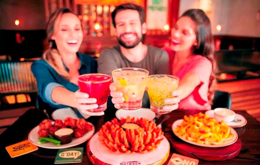 Outback celebra Dia do Amigo com bebidas alcoólicas pela metade do preço