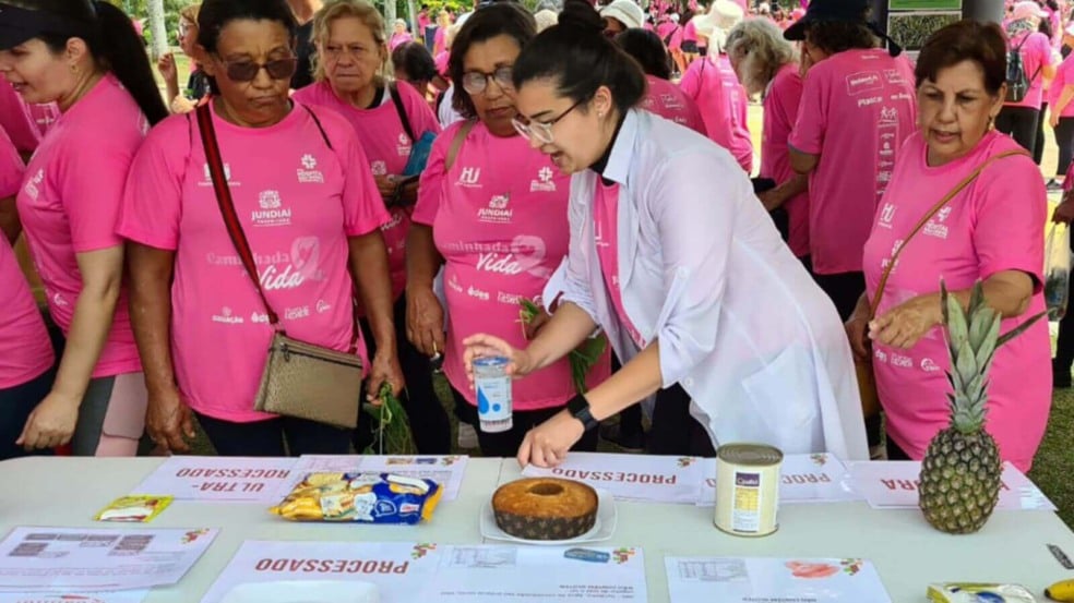 Mulheres lendo rótulos de alimentos