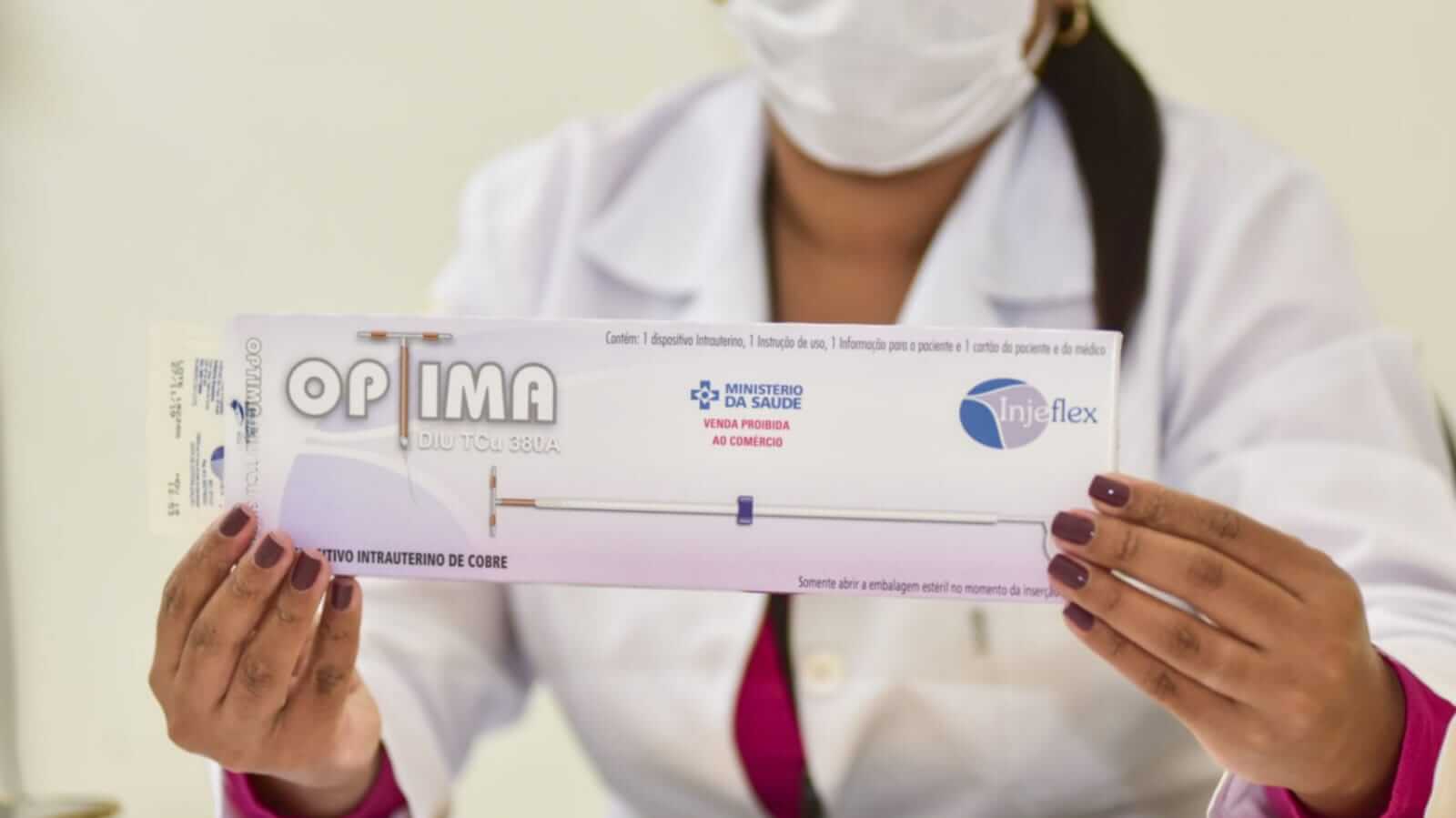 Médica segurando caixa de DIU