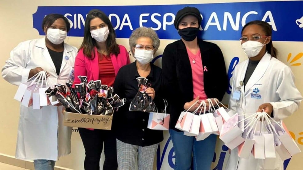 Representantes da Mary Kay com presentes em Hospital São Vicente