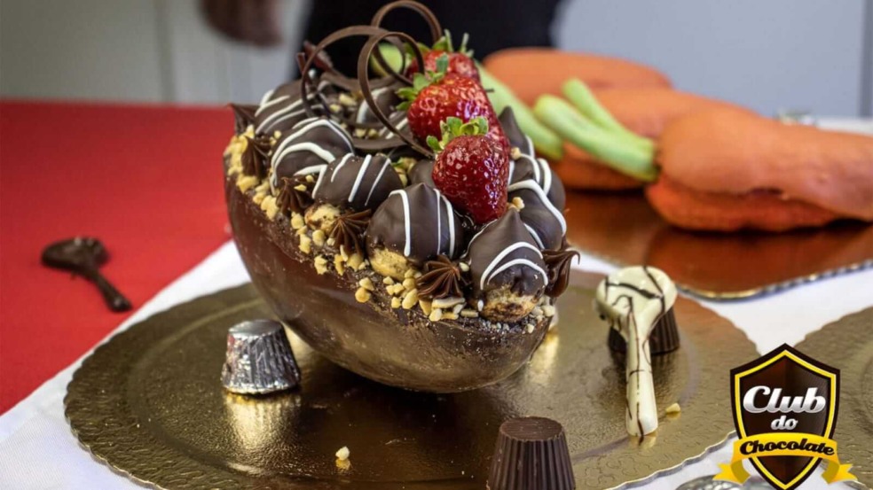 Ovo de chocolate de colher com bombons