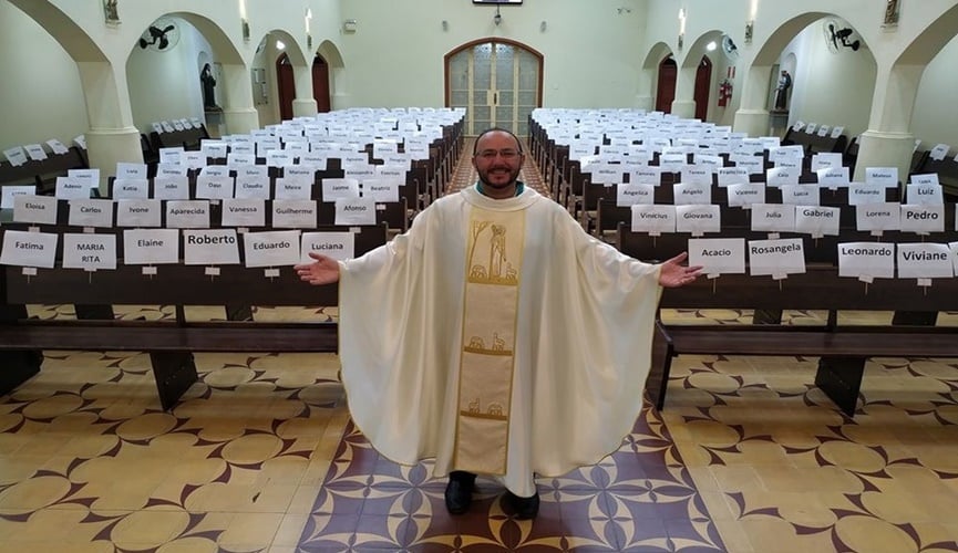 Padre em igreja vazia Padre em igreja vazia