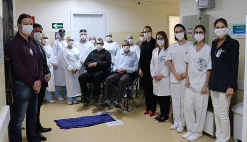 Equipe médica ao lado de pacientes