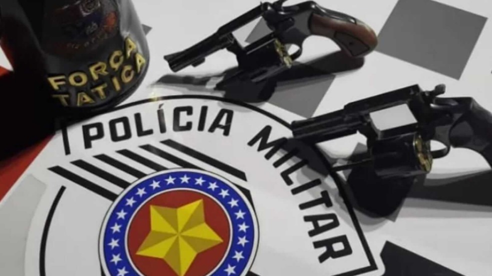 Revólveres em mesa da polícia militar