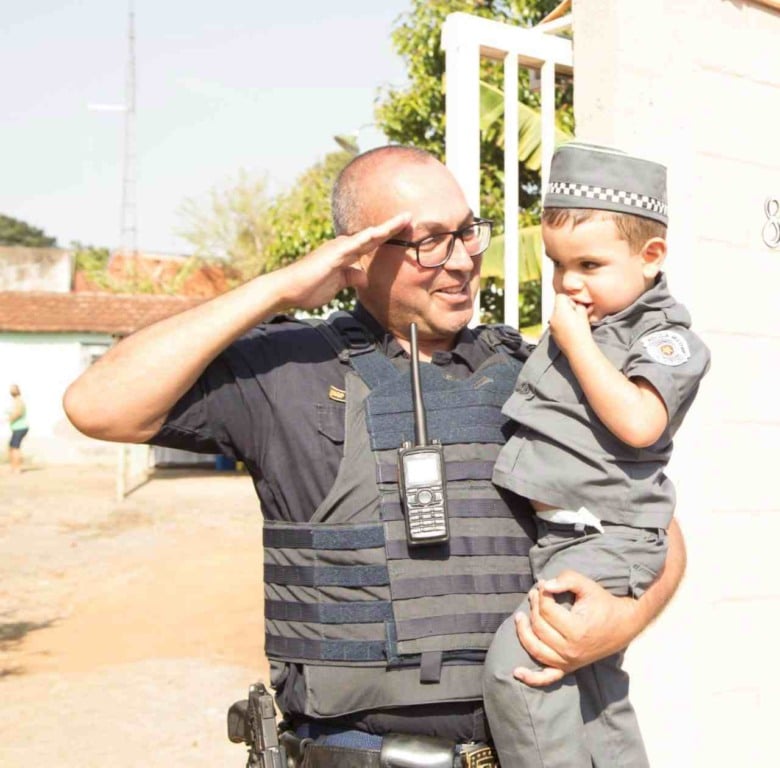 PM-e-GM-fazem-surpresa-para-menino-Cabreúva-compressed