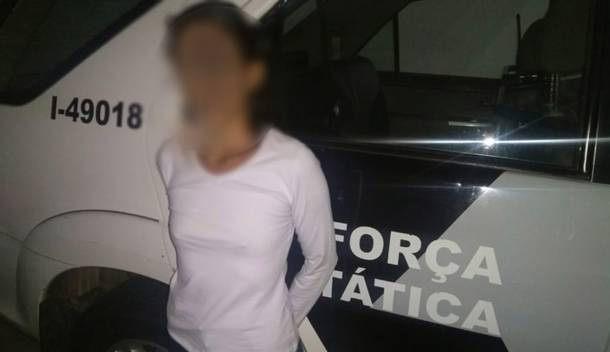 Mulher foi abordada após apresentar nervoso perto de viatura policial