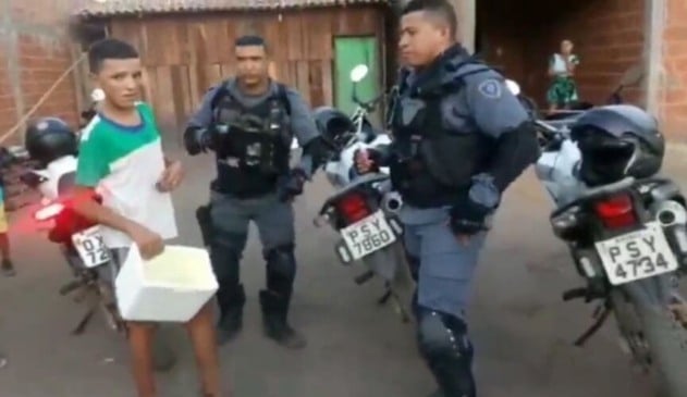 PMs compram todos geladinhos de adolescente que era alvo de bullying