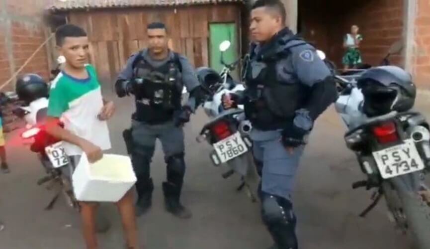 PMs compram todos geladinhos de adolescente que era alvo de bullying