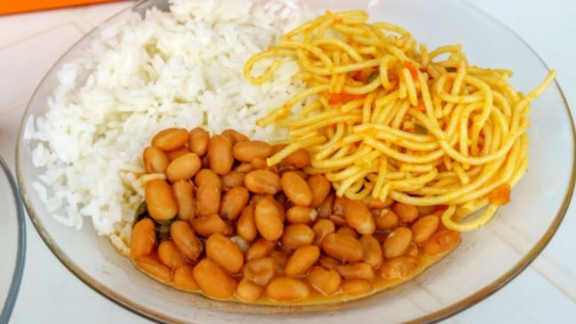 Prato de arroz e feijão.