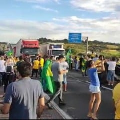 Manifestantes bloqueando rodovia em Jundiaí