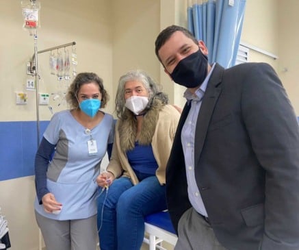 Paciente-Adriana-ao-lado-de-Luciana-e-Dr-Arthur-Maia-quimioterapia