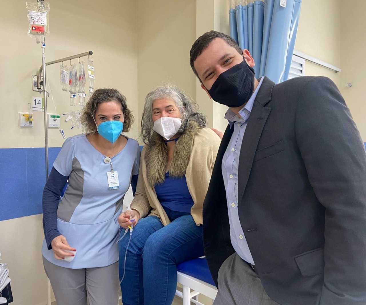 Paciente-Adriana-ao-lado-de-Luciana-e-Dr-Arthur-Maia-quimioterapia