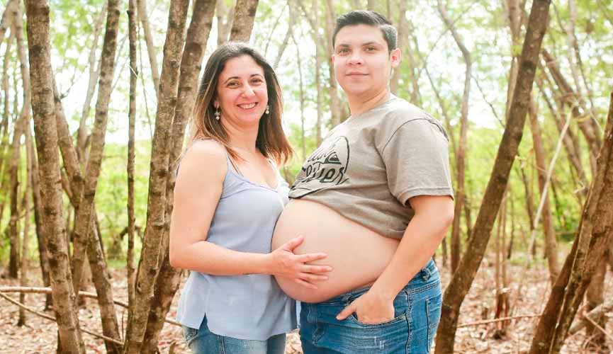 Pai decide ficar 'grávido' e bebê deve nascer em setembro