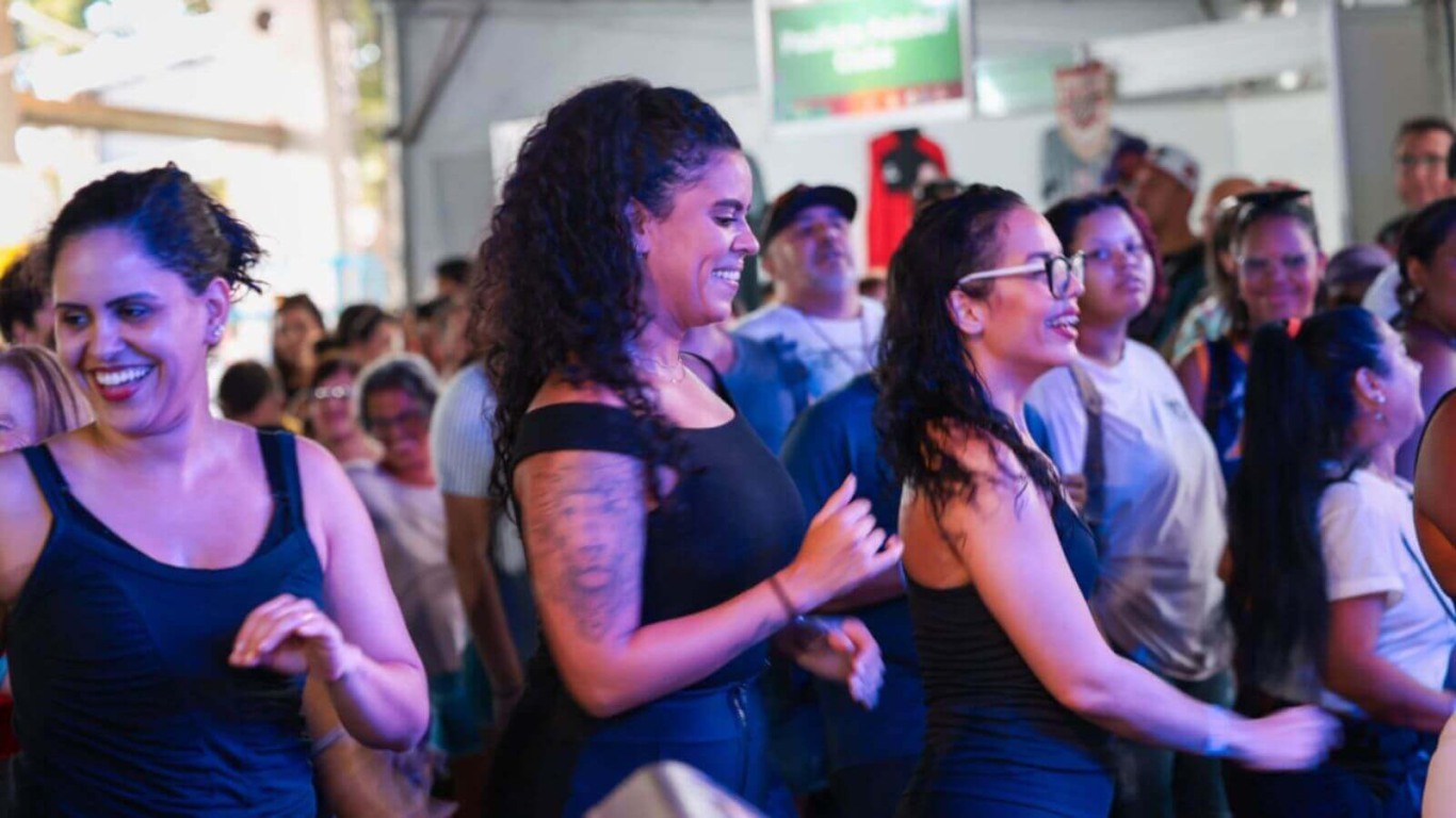 Pessoas dançando