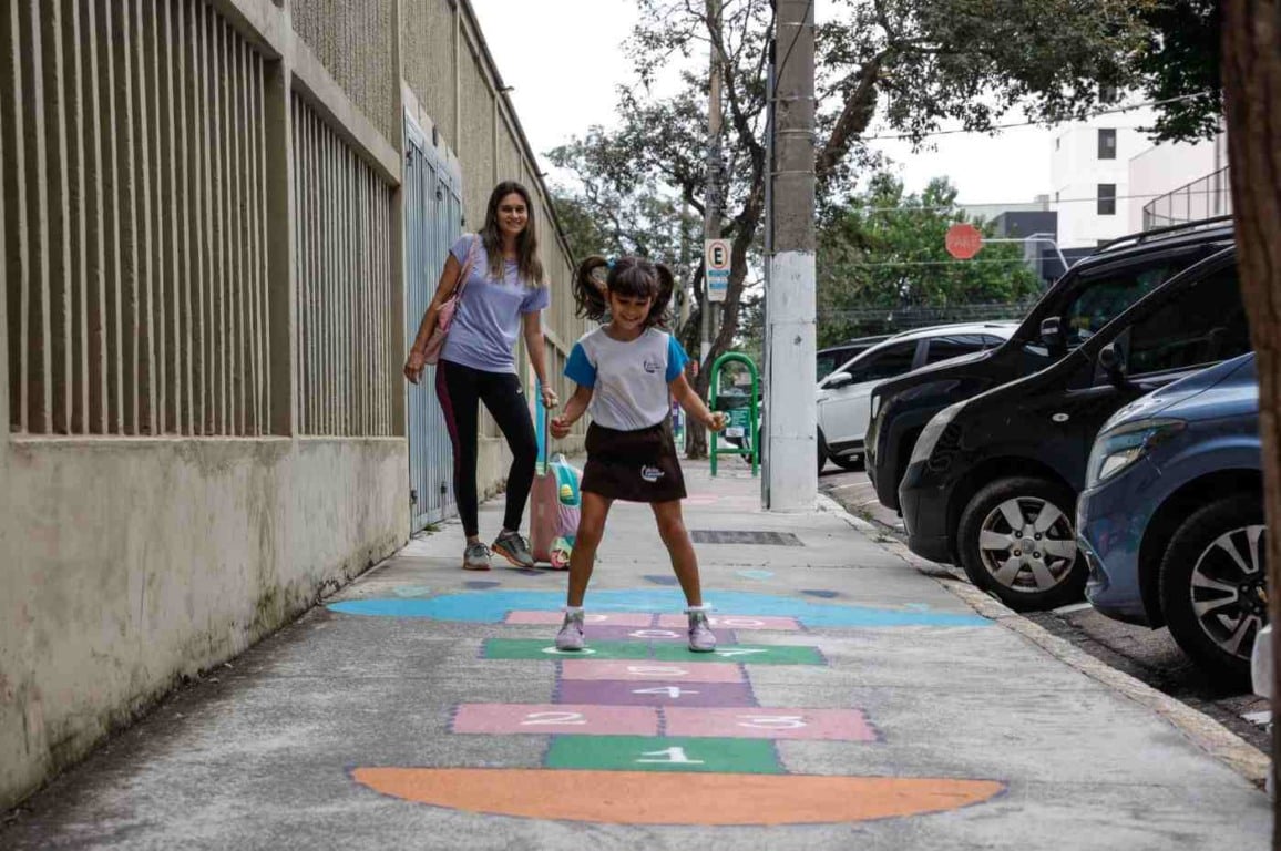 Para a pequena Maria Luísa, a chegada à escola agora ficou mais animada. Foto: Prefeitura de Jundiaí