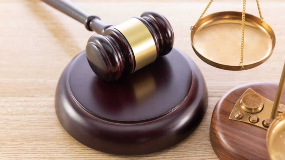 Martelo e balança de advocacia