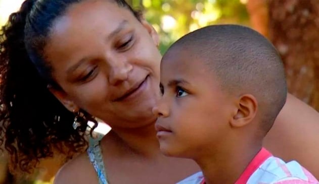 Para poder fazer festa de aniversário, criança de 4 anos junta latinhas