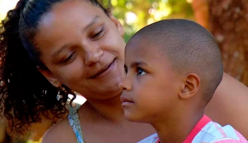 Para poder fazer festa de aniversário, criança de 4 anos junta latinhas