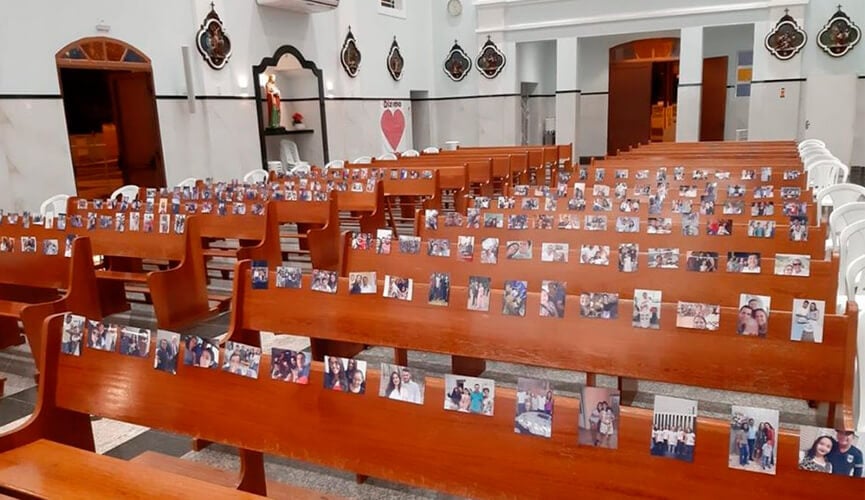 Paróquia coloca fotos de fiéis em bancos para celebrar missa: 'Laços da fé nos unem'