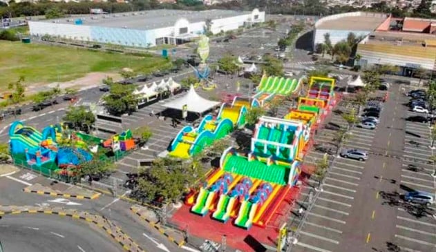 Parque com grande circuito de brinquedos infláveis chega a shopping na grande São Paulo