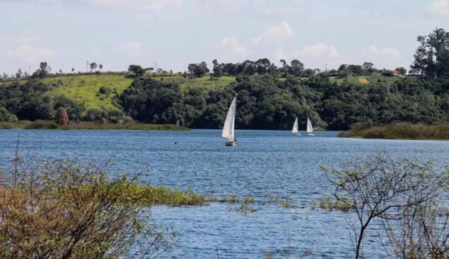 três velas em represa do parque da cidade de jundiaí