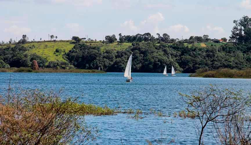 três velas em represa do parque da cidade de jundiaí