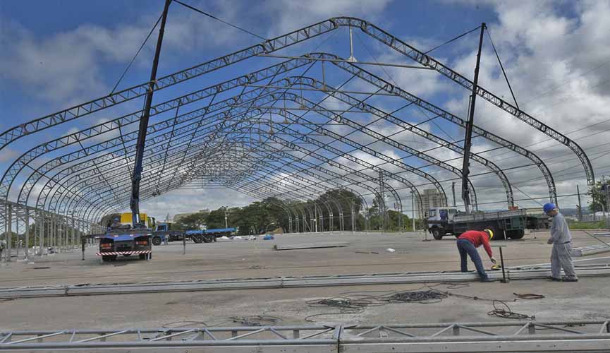 estruturas de pavilhão sendo montadas no parque da uva em jundiaí