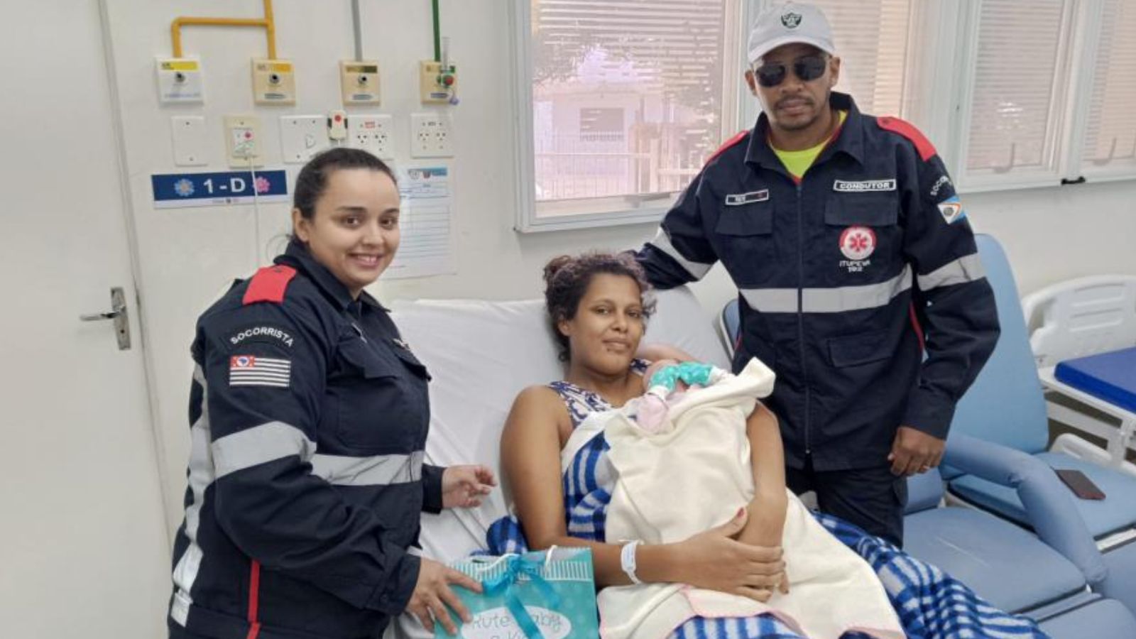 Equipe do Samu de Itupeva e mãe da bebê