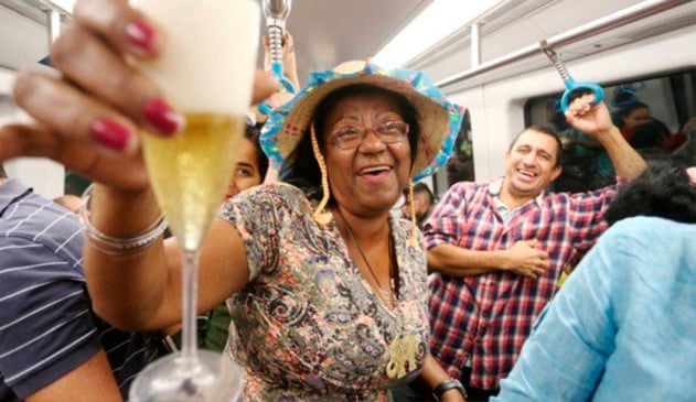 Passageiros fazem festa no metrô todos os dias