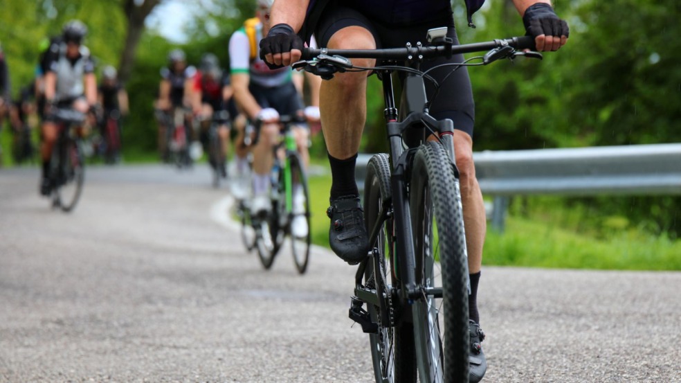 Pessoa andando de bicicleta Pessoa andando de bicicleta