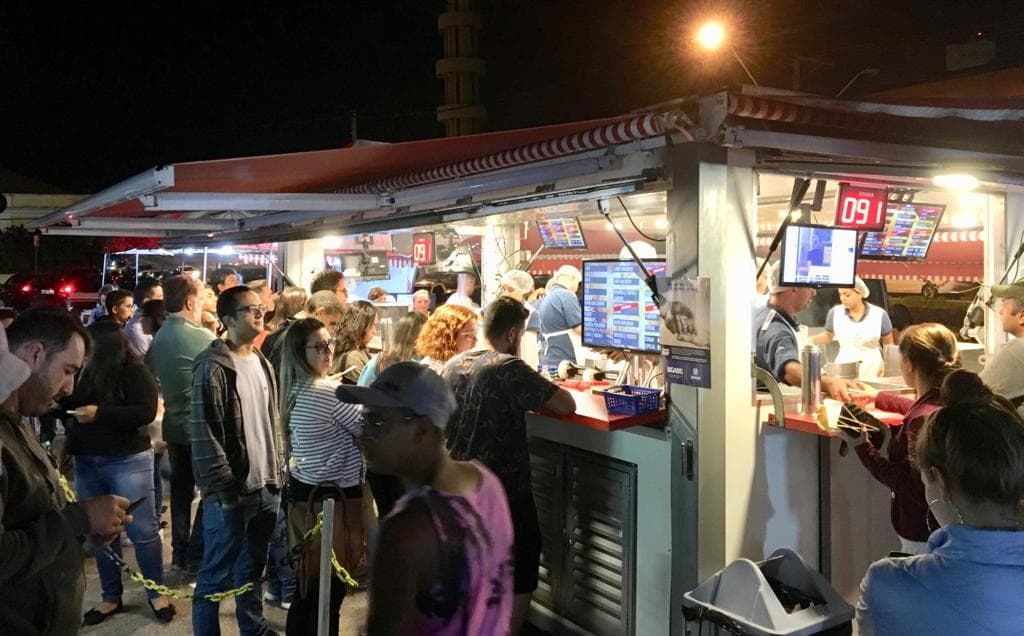Pastel de feira em contêiner faz sucesso em Jundiaí: 1,5 mil clientes por noite