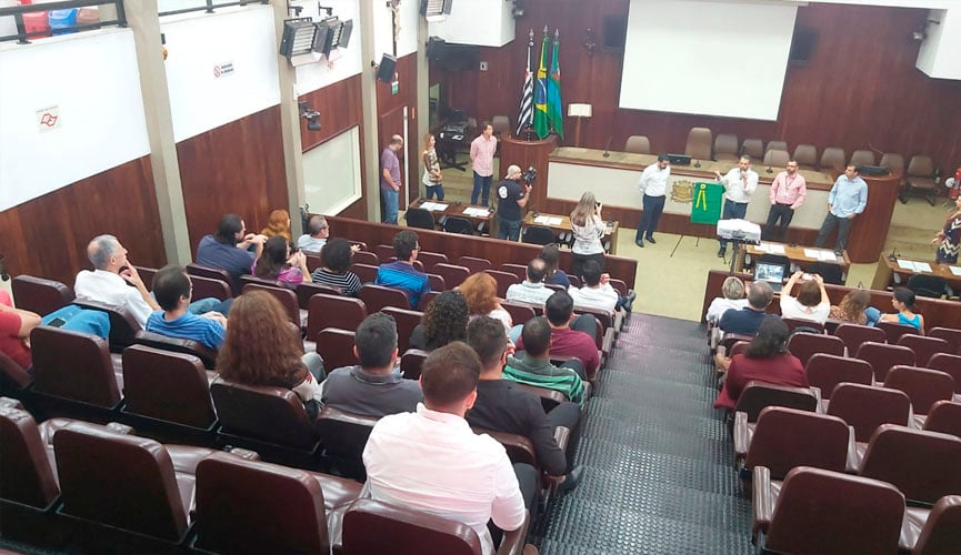 câmara municipal de jundiaí, co pessoas sentadasn o auditório acompanhando descerramento da placa à frente da câmara